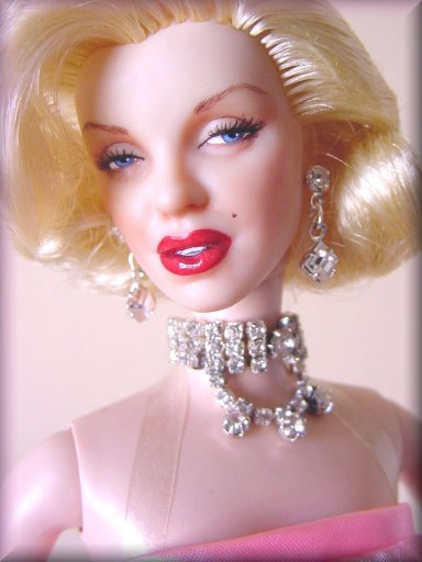 Файл:Juan Albuerne Marilyn Monroe Pink2.jpg