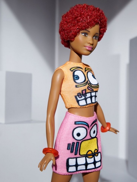 Файл:Barbie Models 6 Fashion Forward Looks 2016 Jeremy Scott.jpg