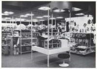 1971 Lundby Puppenhaus im Spielzeuggeschäft.jpg