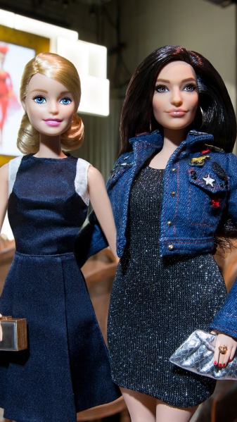 Файл:2016 Ashley Graham Barbie & BarbieStyle Dolls.jpg